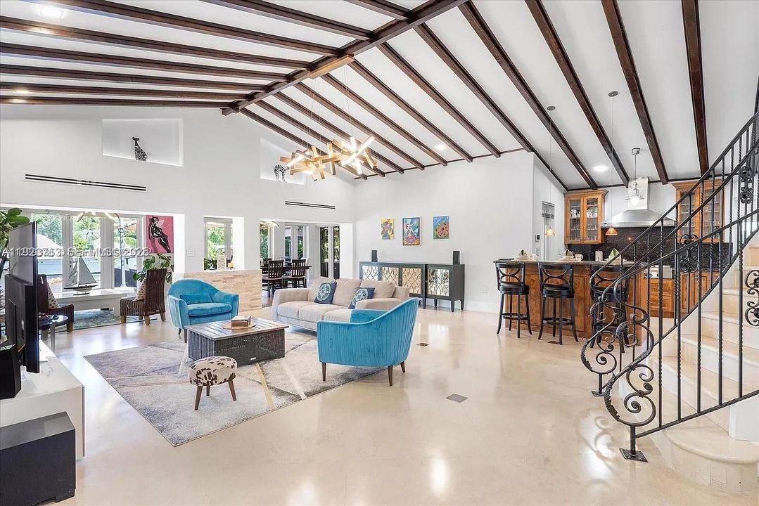 出租: $18,000 (4 贝兹, 4 浴室, 3494 平方英尺)