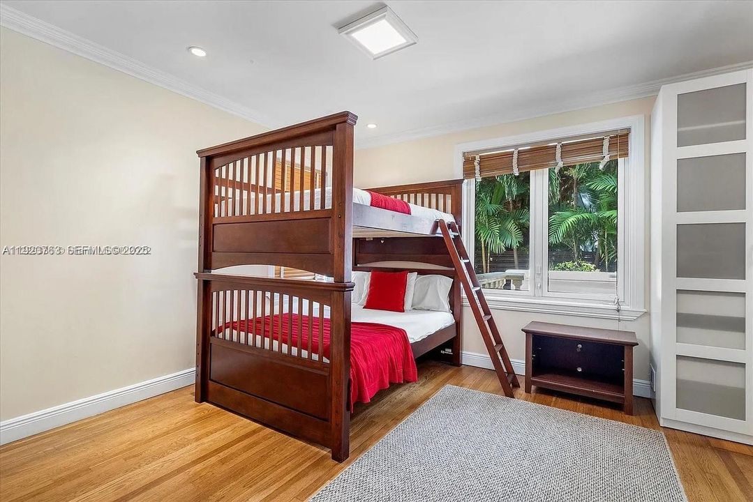 出租: $18,000 (4 贝兹, 4 浴室, 3494 平方英尺)