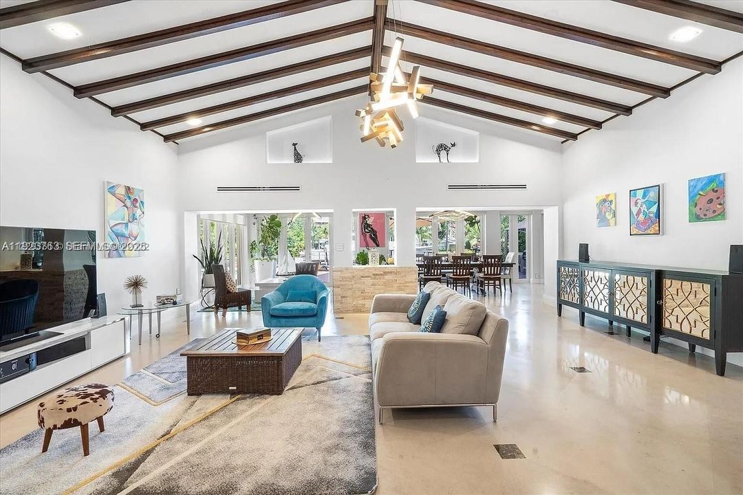 出租: $18,000 (4 贝兹, 4 浴室, 3494 平方英尺)