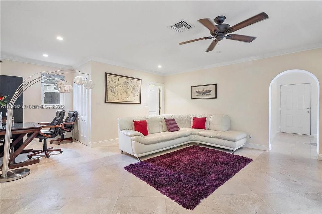 出租: $18,000 (4 贝兹, 4 浴室, 3494 平方英尺)