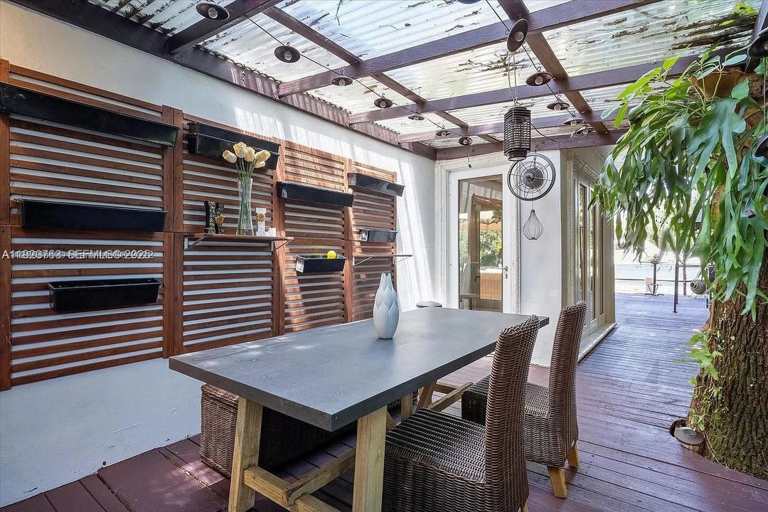 出租: $18,000 (4 贝兹, 4 浴室, 3494 平方英尺)