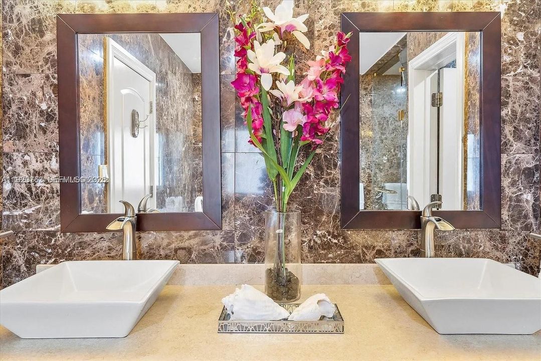 出租: $18,000 (4 贝兹, 4 浴室, 3494 平方英尺)