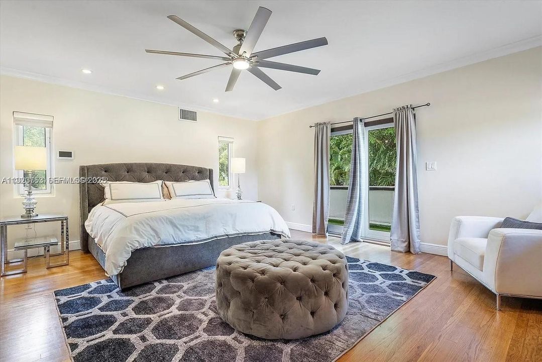 出租: $18,000 (4 贝兹, 4 浴室, 3494 平方英尺)