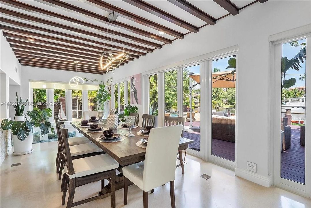 出租: $18,000 (4 贝兹, 4 浴室, 3494 平方英尺)