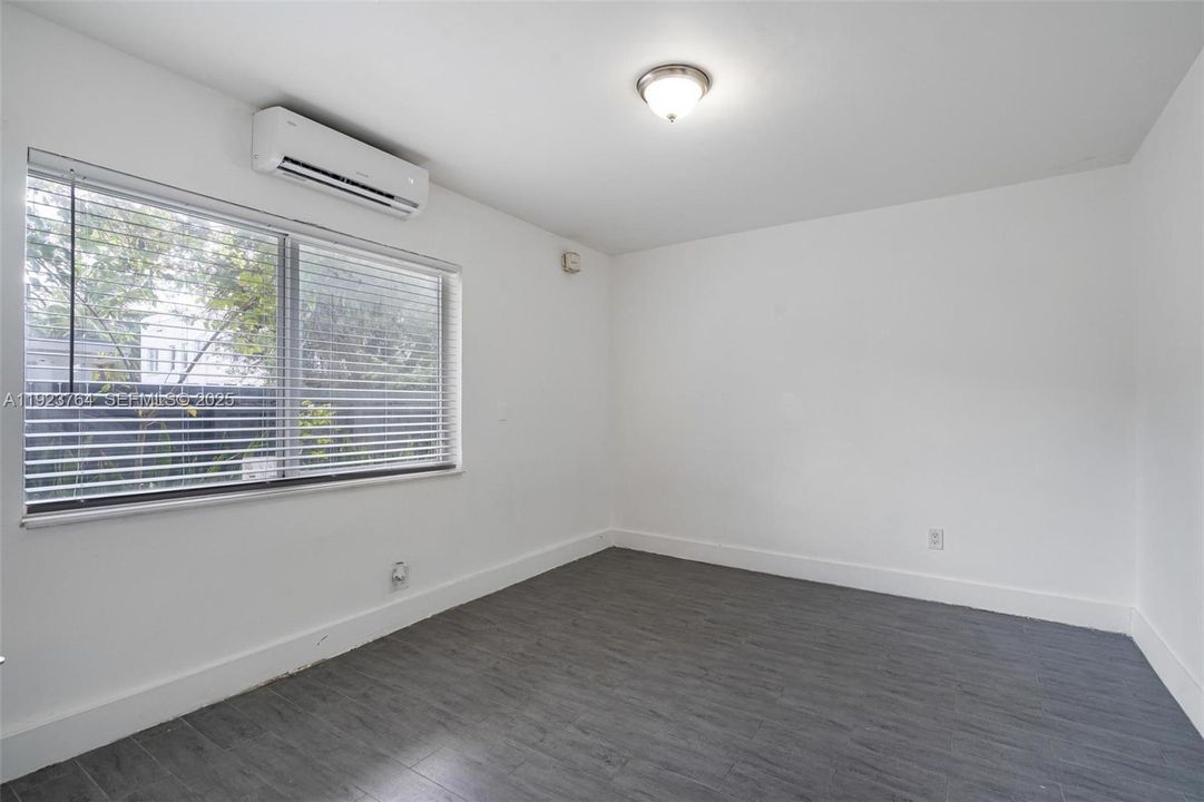 For Rent: $1,350 (0 beds, 1 baths, 400 Square Feet)