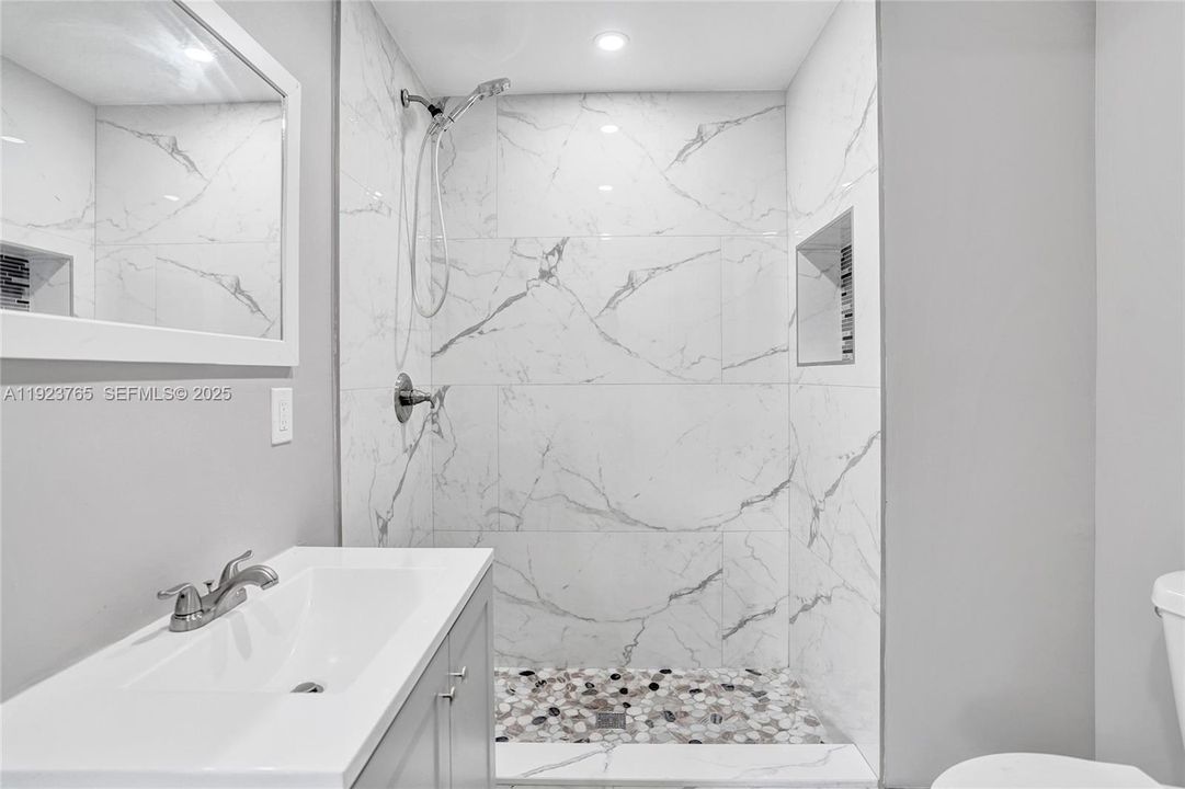 出租: $1,800 (1 贝兹, 1 浴室, 816 平方英尺)