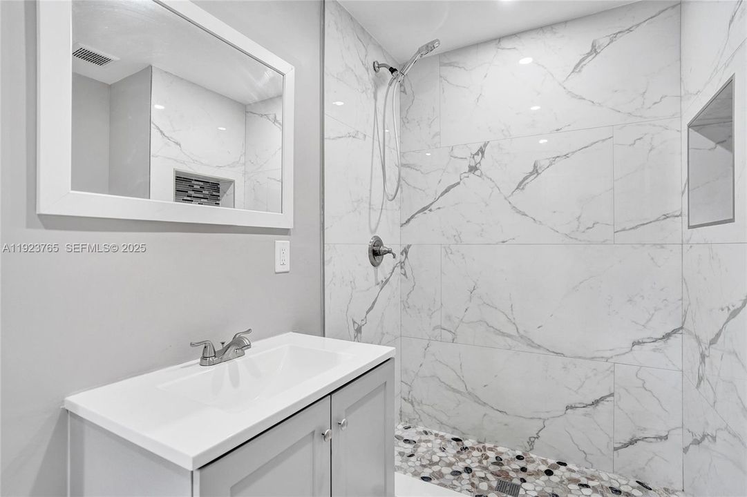 出租: $1,800 (1 贝兹, 1 浴室, 816 平方英尺)