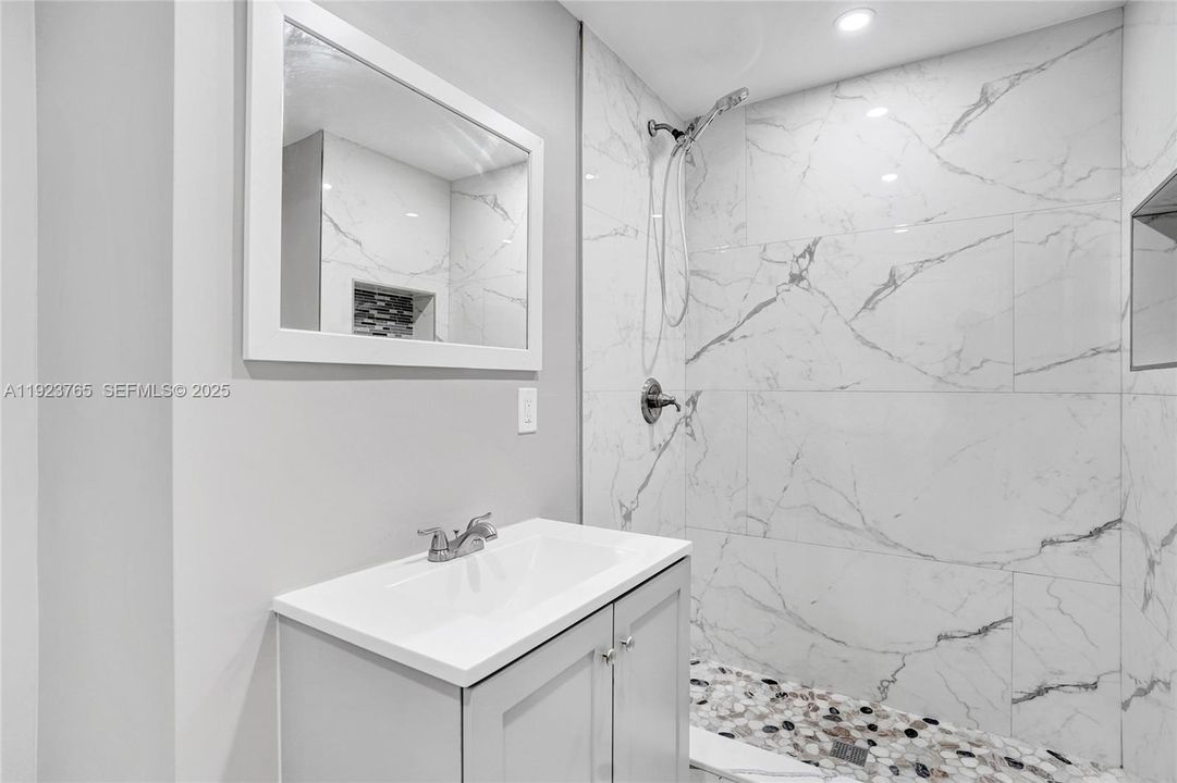 出租: $1,800 (1 贝兹, 1 浴室, 816 平方英尺)