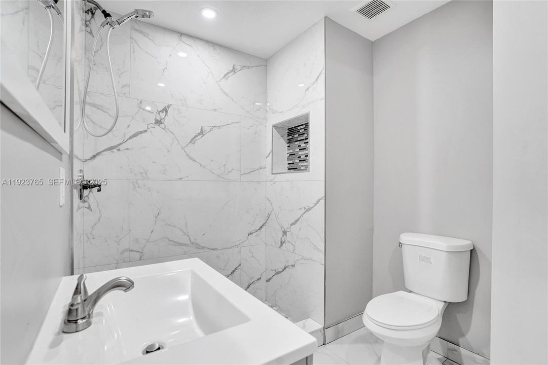 出租: $1,800 (1 贝兹, 1 浴室, 816 平方英尺)