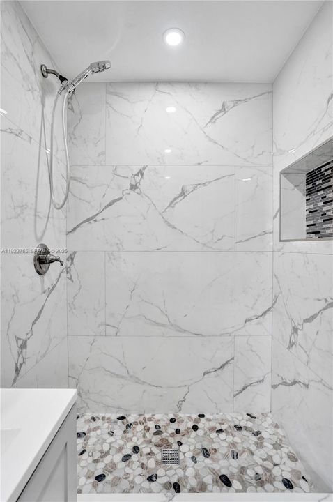 出租: $1,800 (1 贝兹, 1 浴室, 816 平方英尺)