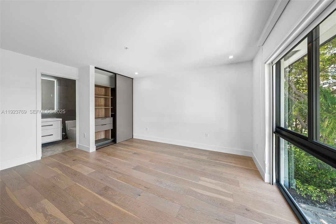 待售: $2,100,000 (4 贝兹, 4 浴室, 1750 平方英尺)