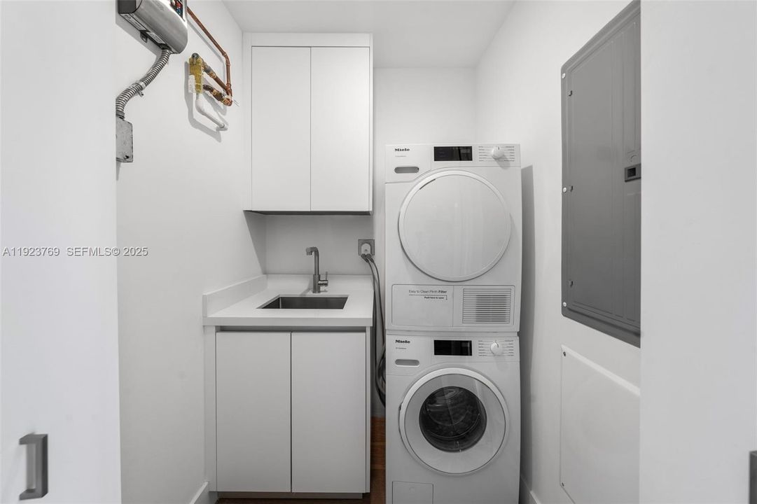 待售: $2,100,000 (4 贝兹, 4 浴室, 1750 平方英尺)