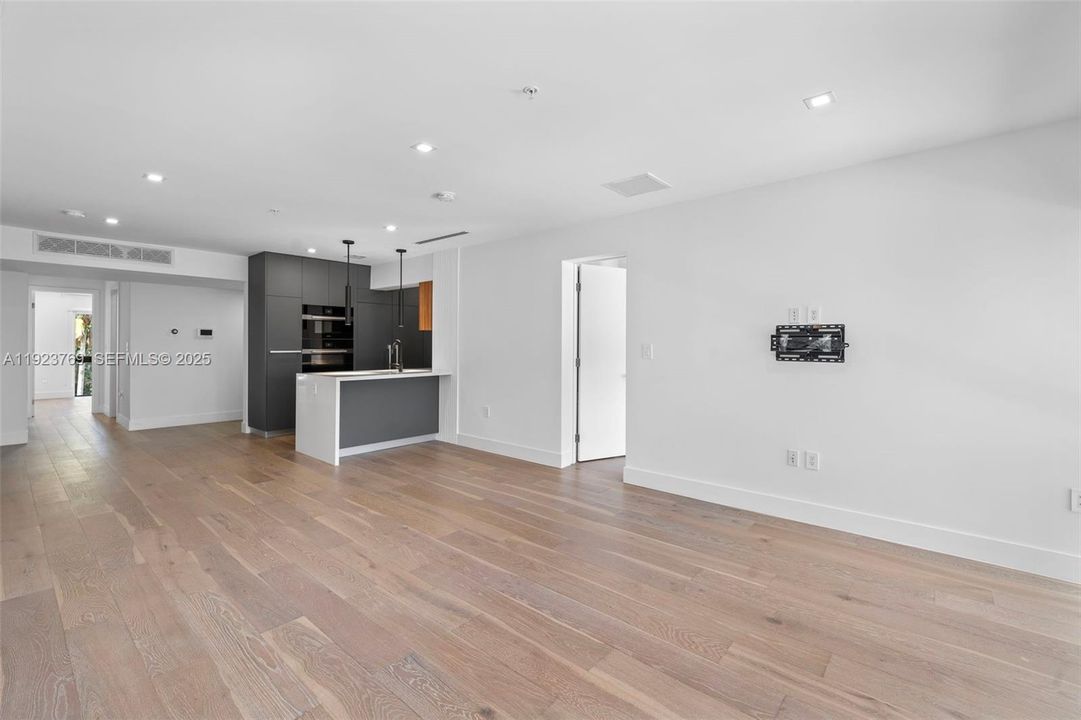 待售: $2,100,000 (4 贝兹, 4 浴室, 1750 平方英尺)