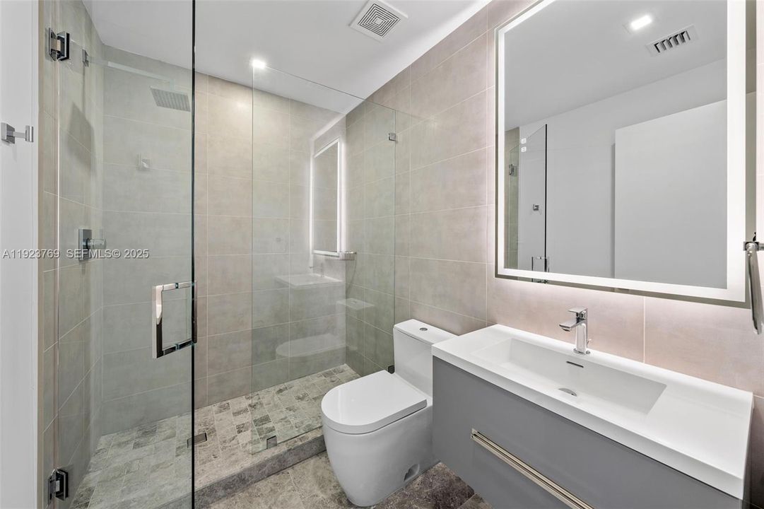 待售: $2,100,000 (4 贝兹, 4 浴室, 1750 平方英尺)