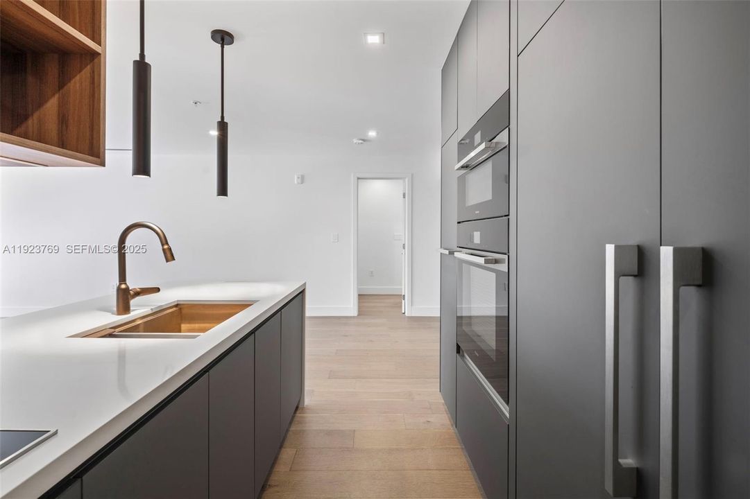 待售: $2,100,000 (4 贝兹, 4 浴室, 1750 平方英尺)