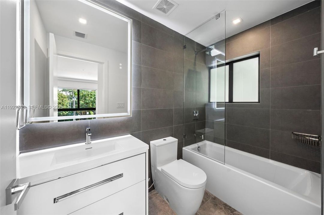 待售: $2,100,000 (4 贝兹, 4 浴室, 1750 平方英尺)