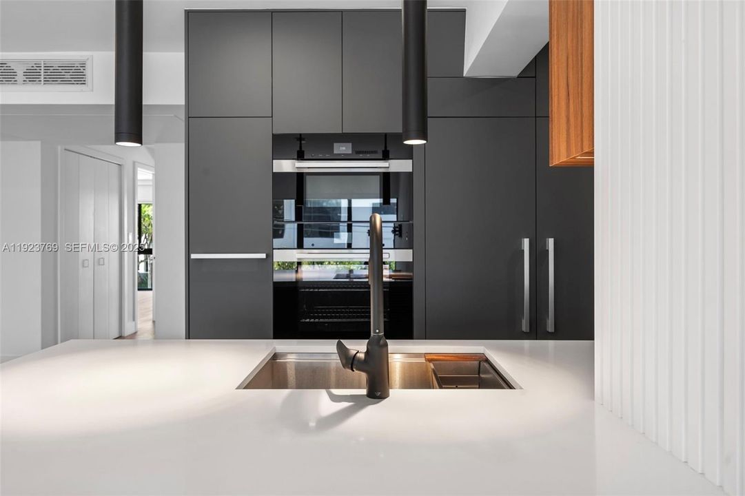 待售: $2,100,000 (4 贝兹, 4 浴室, 1750 平方英尺)