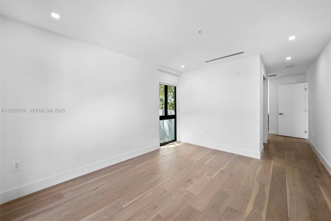 待售: $2,100,000 (4 贝兹, 4 浴室, 1750 平方英尺)