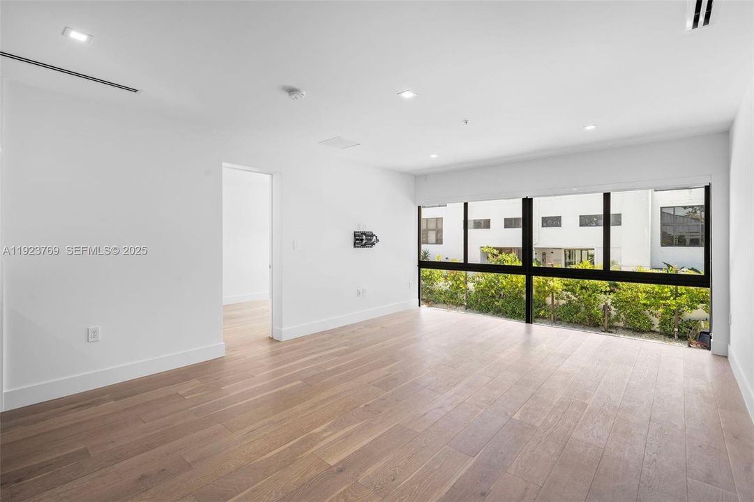 待售: $2,100,000 (4 贝兹, 4 浴室, 1750 平方英尺)