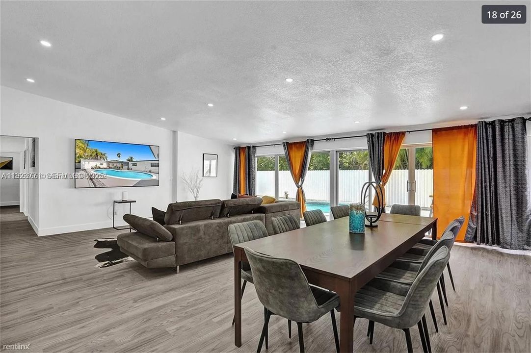 出租: $8,995 (5 贝兹, 4 浴室, 2379 平方英尺)