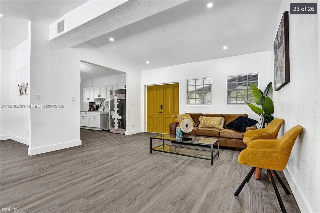 出租: $8,995 (5 贝兹, 4 浴室, 2379 平方英尺)