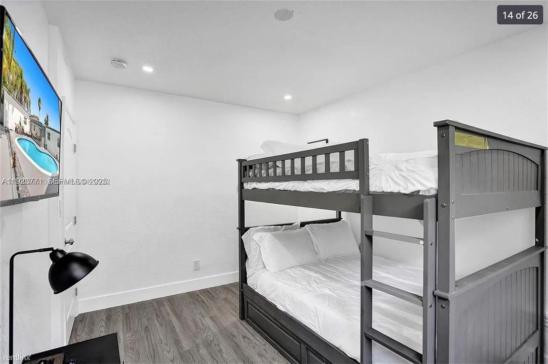 出租: $8,995 (5 贝兹, 4 浴室, 2379 平方英尺)