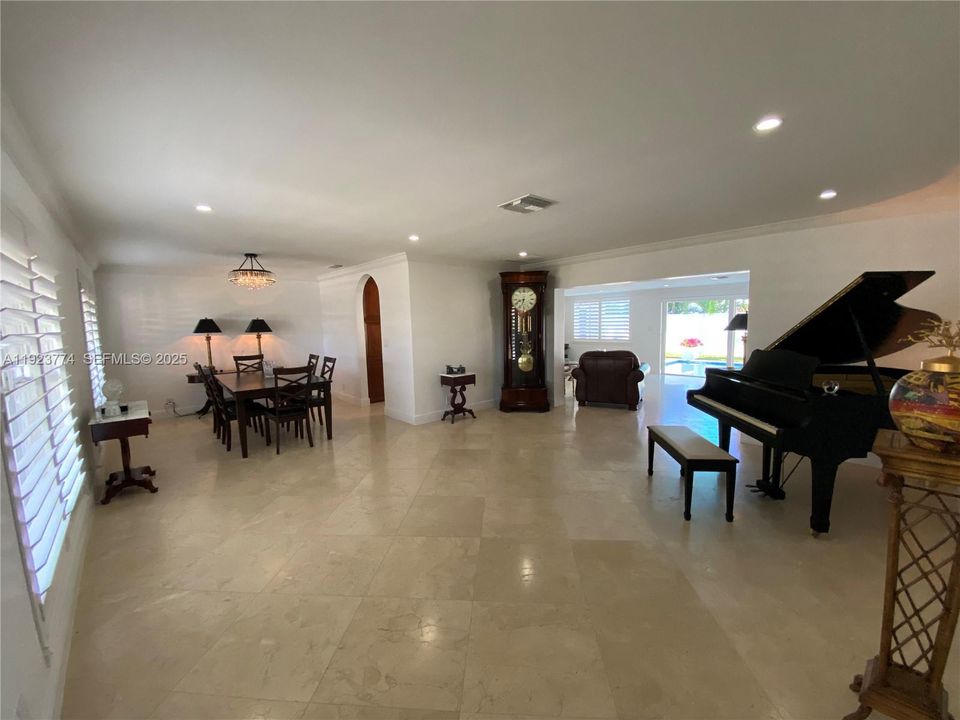 For Sale: $1,264,000 (3 beds, 3 baths, 2095 Square Feet)