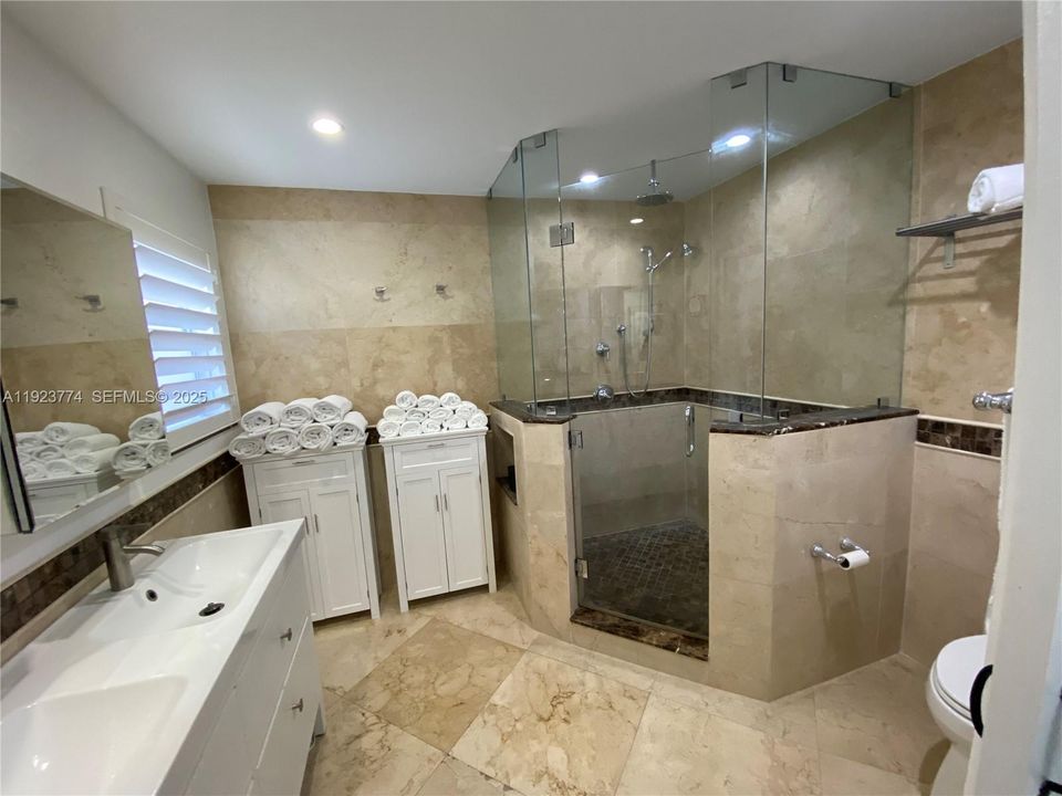 For Sale: $1,264,000 (3 beds, 3 baths, 2095 Square Feet)