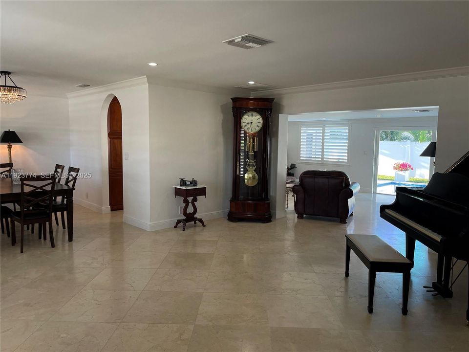 For Sale: $1,264,000 (3 beds, 3 baths, 2095 Square Feet)