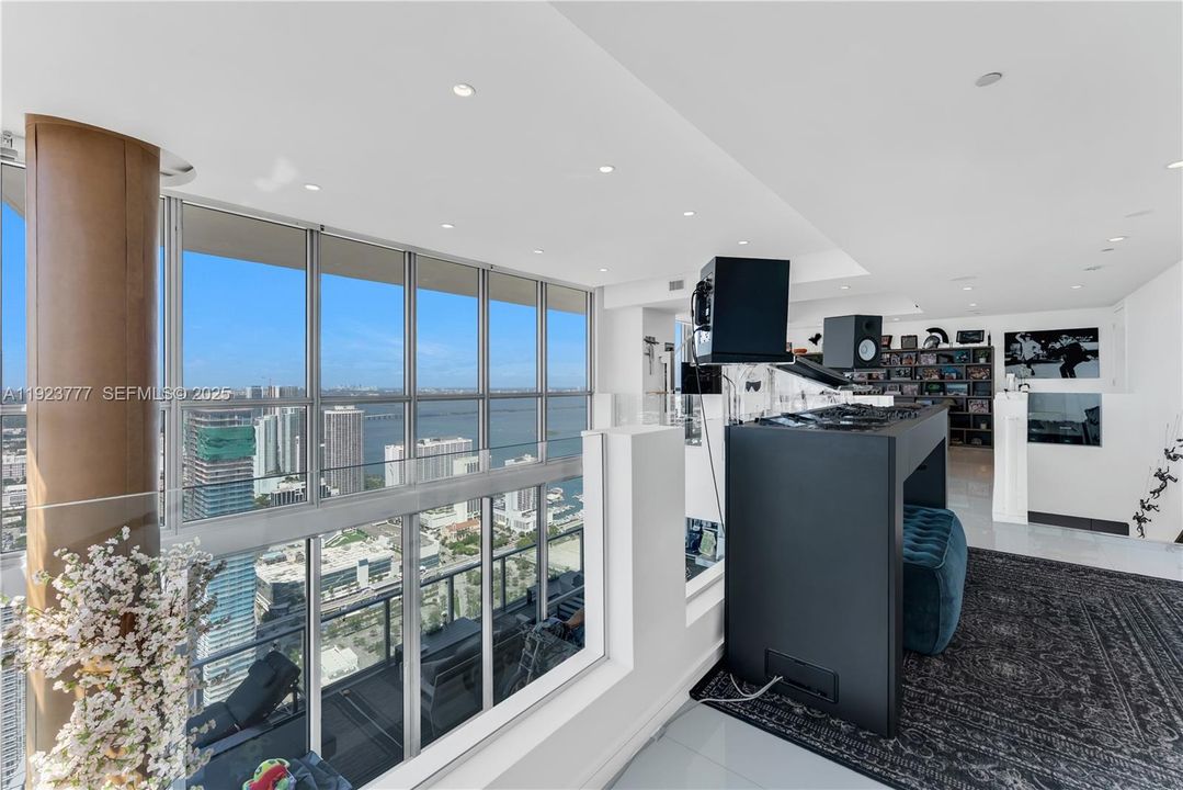 В аренду: $16,000 (2 спален, 2 ванн, 3017 Квадратных фут)