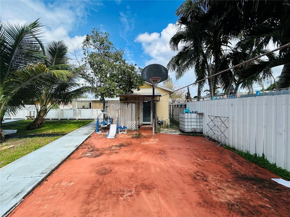 For Sale: $760,000 (6 beds, 4 baths, 2375 Square Feet)