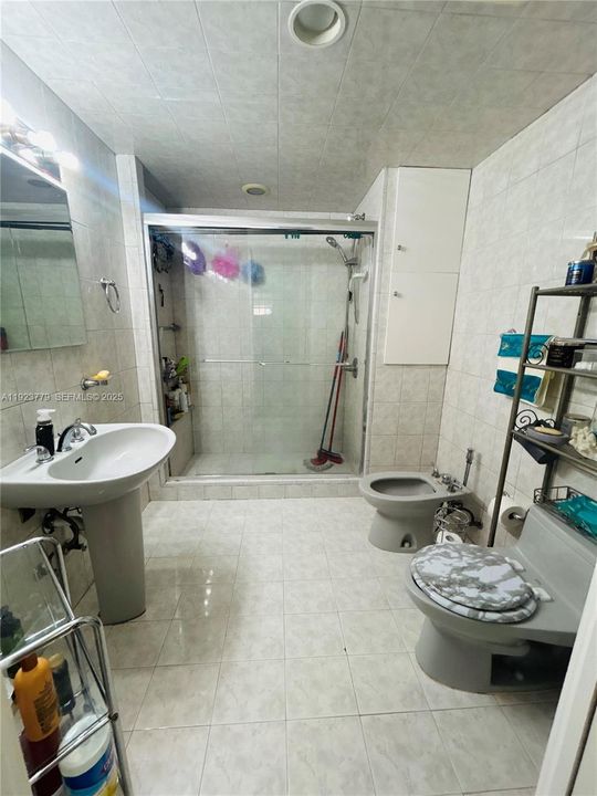 For Sale: $760,000 (6 beds, 4 baths, 2375 Square Feet)