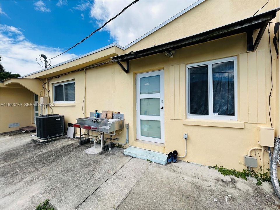 For Sale: $760,000 (6 beds, 4 baths, 2375 Square Feet)