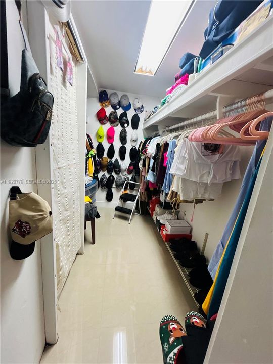 For Sale: $760,000 (6 beds, 4 baths, 2375 Square Feet)