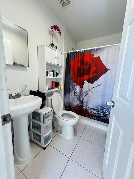 For Sale: $760,000 (6 beds, 4 baths, 2375 Square Feet)