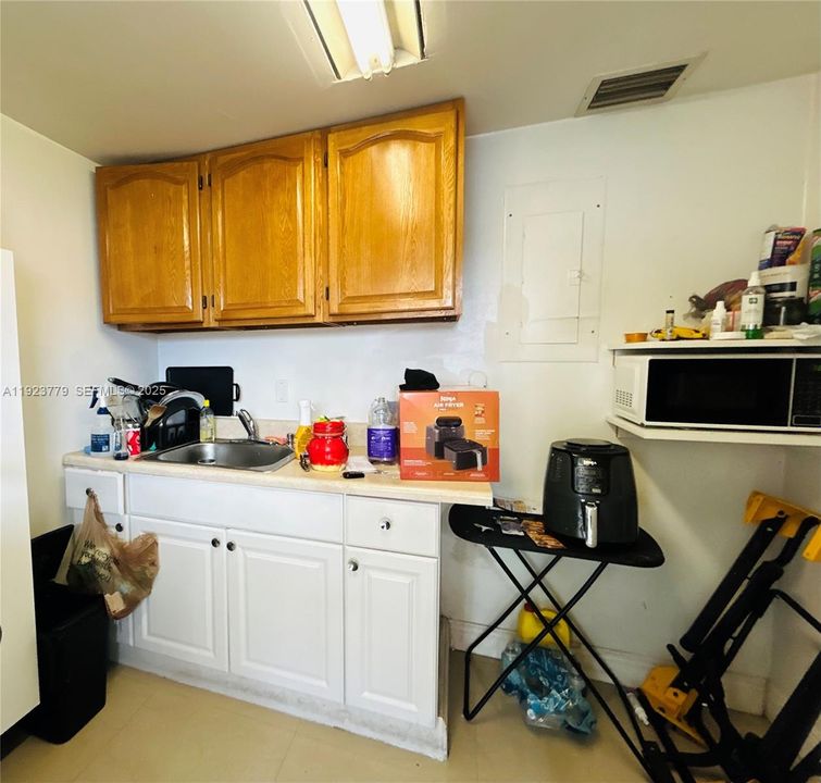 For Sale: $760,000 (6 beds, 4 baths, 2375 Square Feet)