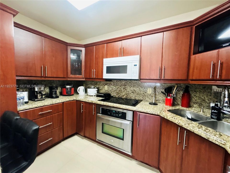 For Sale: $760,000 (6 beds, 4 baths, 2375 Square Feet)