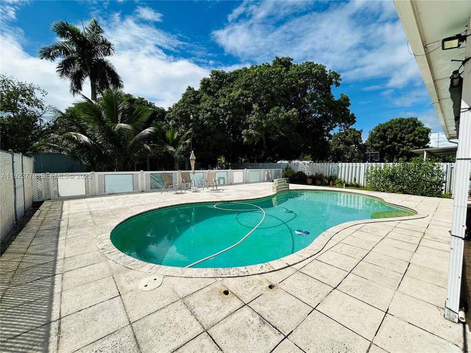 For Sale: $760,000 (6 beds, 4 baths, 2375 Square Feet)