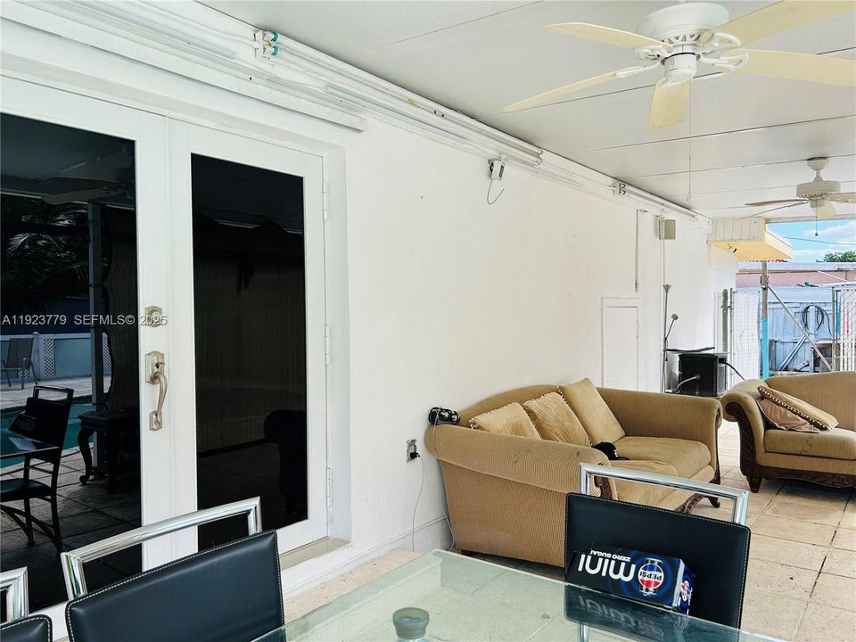 For Sale: $760,000 (6 beds, 4 baths, 2375 Square Feet)