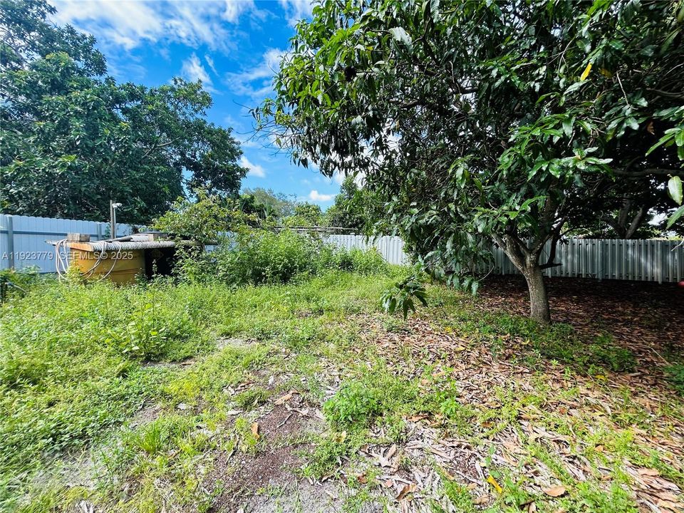 For Sale: $760,000 (6 beds, 4 baths, 2375 Square Feet)