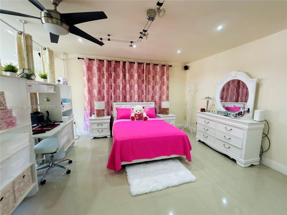 For Sale: $760,000 (6 beds, 4 baths, 2375 Square Feet)