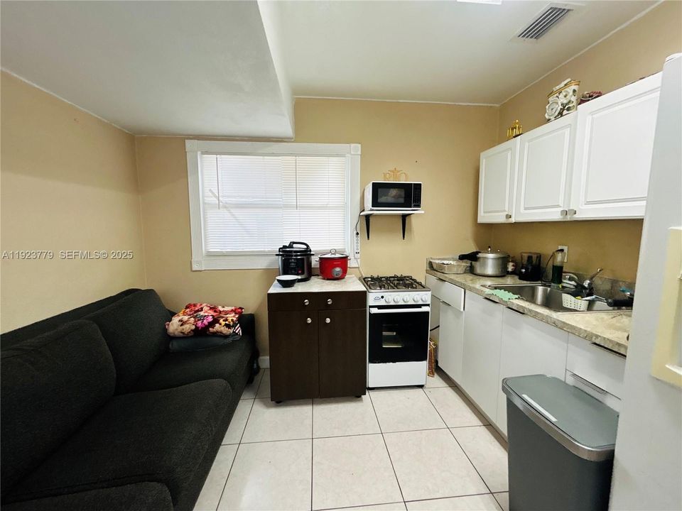 For Sale: $760,000 (6 beds, 4 baths, 2375 Square Feet)