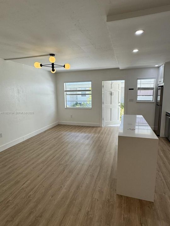 出租: $1,825 (1 贝兹, 1 浴室, 625 平方英尺)