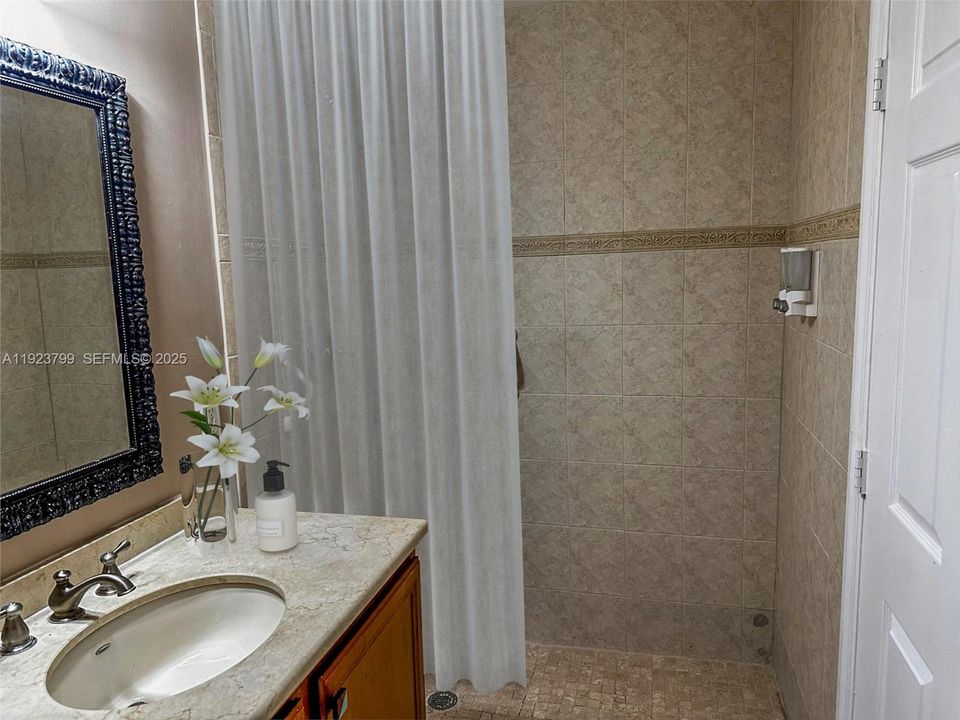 В аренду: $2,200 (1 спален, 1 ванн, 931 Квадратных фут)