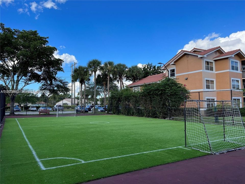 For Rent: $2,000 (2 beds, 2 baths, 984 Square Feet)