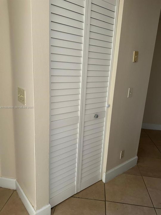 For Rent: $2,000 (2 beds, 2 baths, 984 Square Feet)