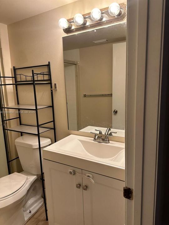 For Rent: $2,000 (2 beds, 2 baths, 984 Square Feet)