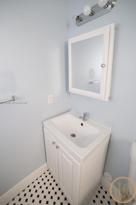 出租: $1,625 (0 贝兹, 1 浴室, 335 平方英尺)