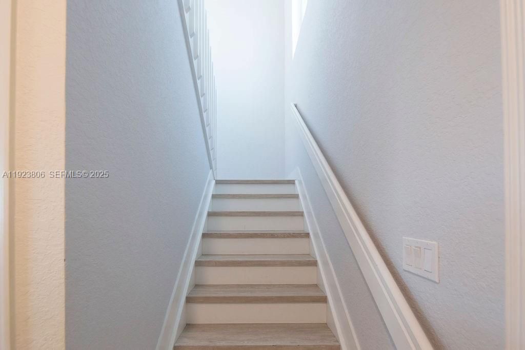 En Venta: $575,000 (4 camas, 3 baños, 2275 Pies cuadrados)