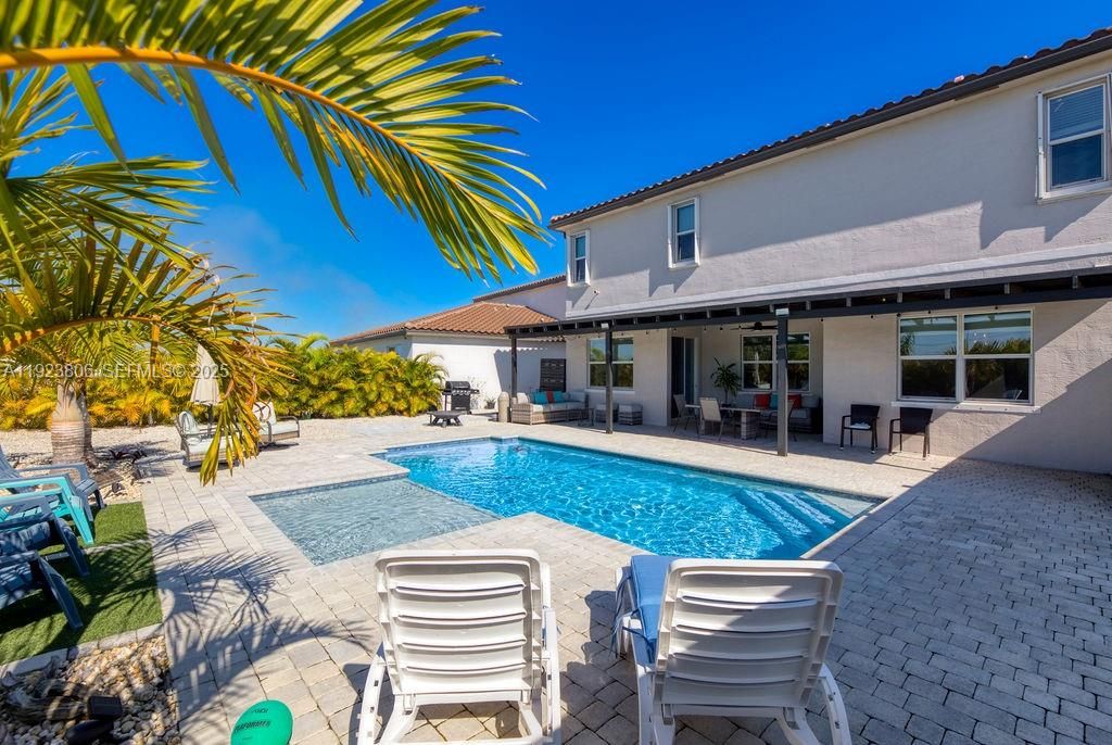 En Venta: $575,000 (4 camas, 3 baños, 2275 Pies cuadrados)